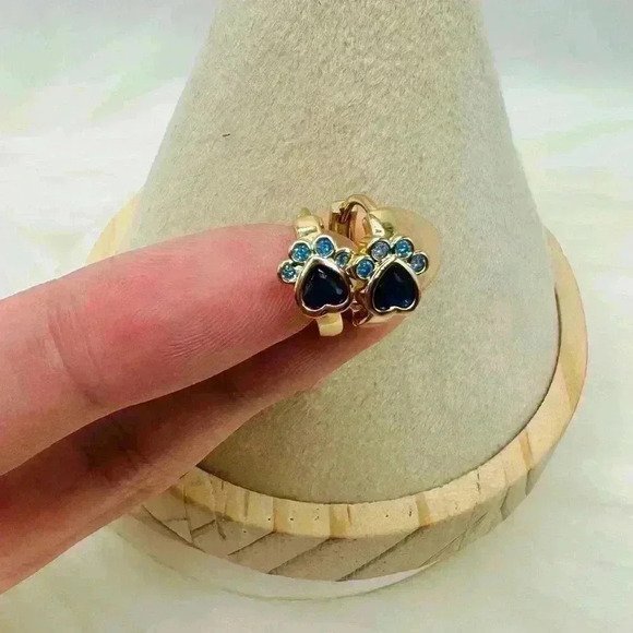 Charming Tiny Paw  Zirconia Stud Earrings - Picture 6 of 7